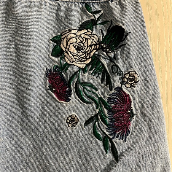 Embroidered denim mini skirt - Picture 3 of 5